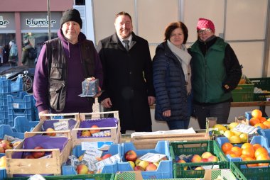 Hinterm Marktstand Hinterm Marktstand