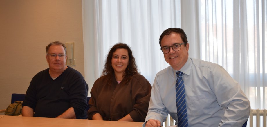 Julia Sauer umrahmt vom Amtsleiter Gerrit Kratz und Bürgermeister Dr. Bastian