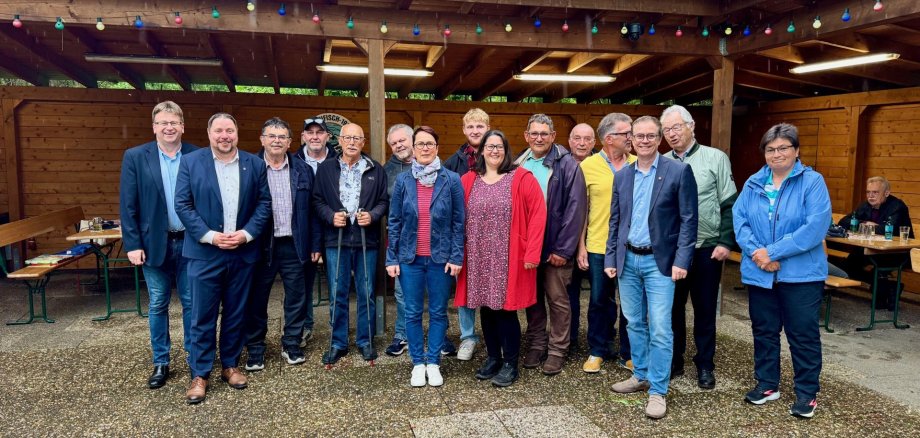 Auf dem Foto: Bürgermeister Dr. Daniell Bastian und Erster Stadtrat Oliver Steidl mit den anwesenden Geehrten und Ehrengästen. 