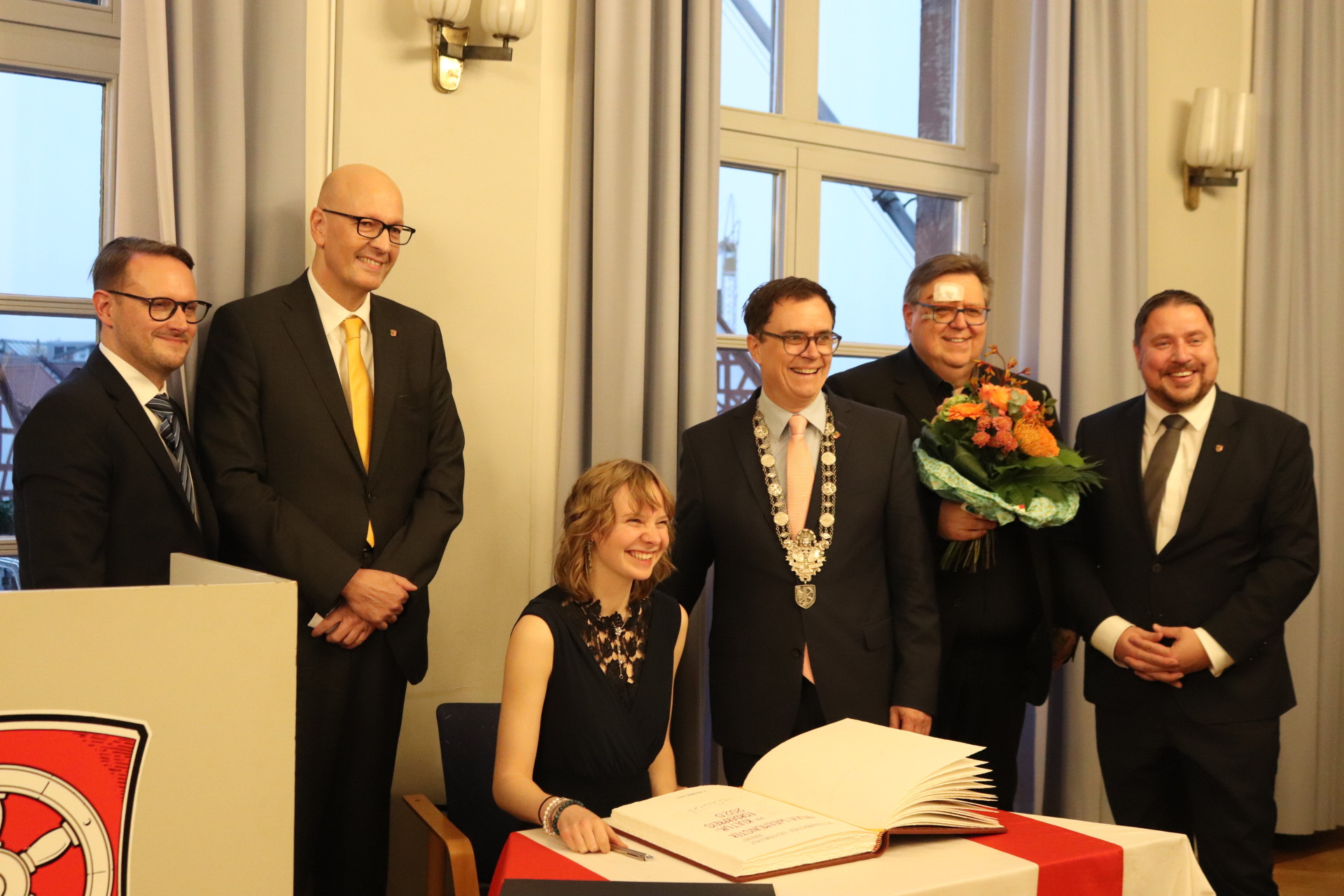 Auf dem Foto von links: Steffen Thiel (Vorsitzender der Ausschusses für Bildung, Sport, Soziales und Kultur), Stadtverordnetenvorsteher Dr. Richard Georgi, Kulturförderpreisträgerin Paula Weilmünster, Bürgermeister Dr. Daniell Bastian, Laudator Jürgen Rollmann sowie Erster Stadtrat Oliver Steidl.