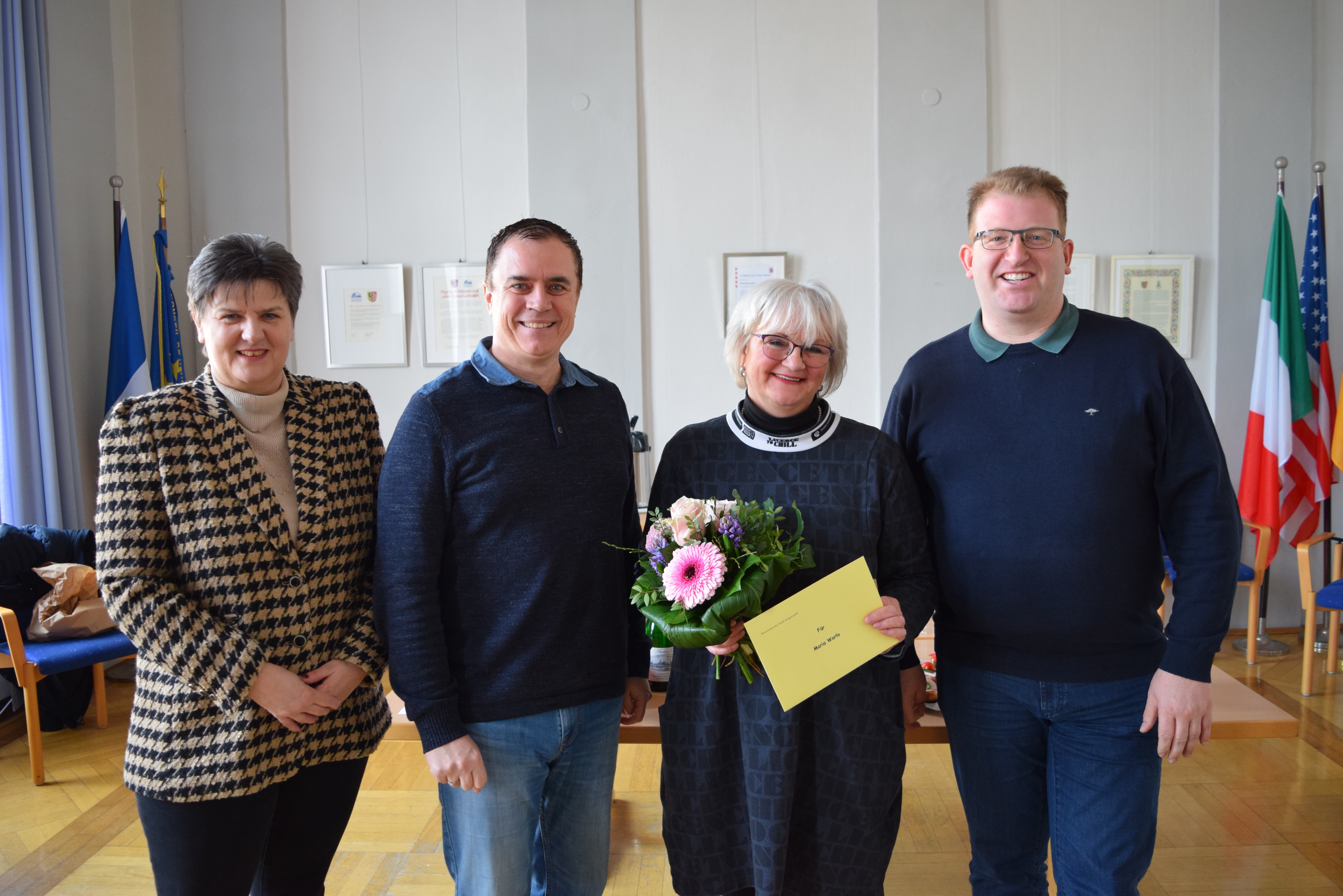 Auf dem Foto von links: Personalratsvorsitzende Traudel Kramer, Bürgermeister Dr. Daniell Bastian, Maria Warlo und Erster Stadtrat Michael Gerheim