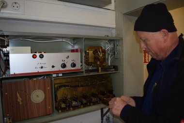 Matthias Sattler beim Wechseln der Walzen