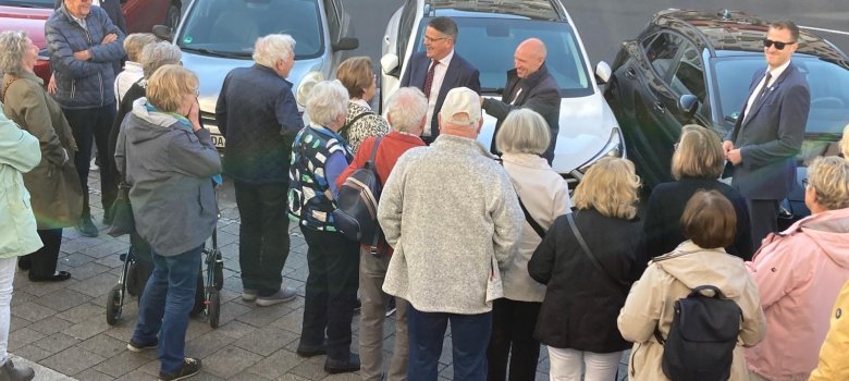 Ministerpräsident Rhein im Gespräch mit den Seligenstädter Gästen Ministerpräsident Rhein im Gespräch mit den Seligenstädter Gästen