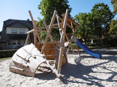 Die neue Spielkombination auf dem Spielplatz Amselweg Die neue Spielkombination auf dem Spielplatz Amselweg