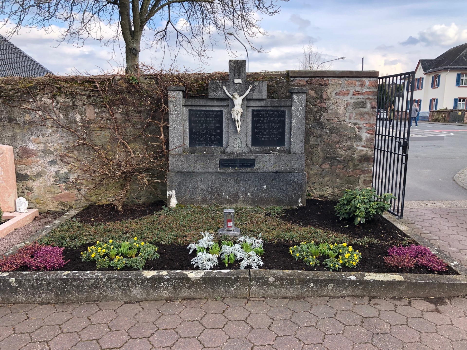 Das Schwesterngrab auf dem alten Friedhof