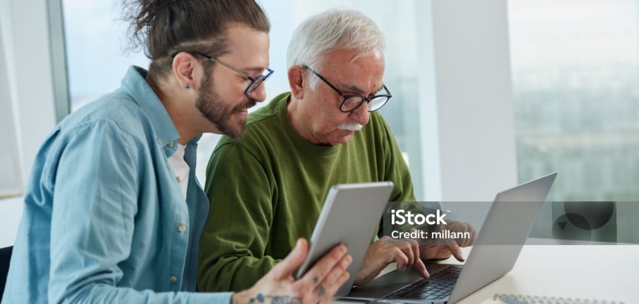 Senior am Laptop Senior am Laptop