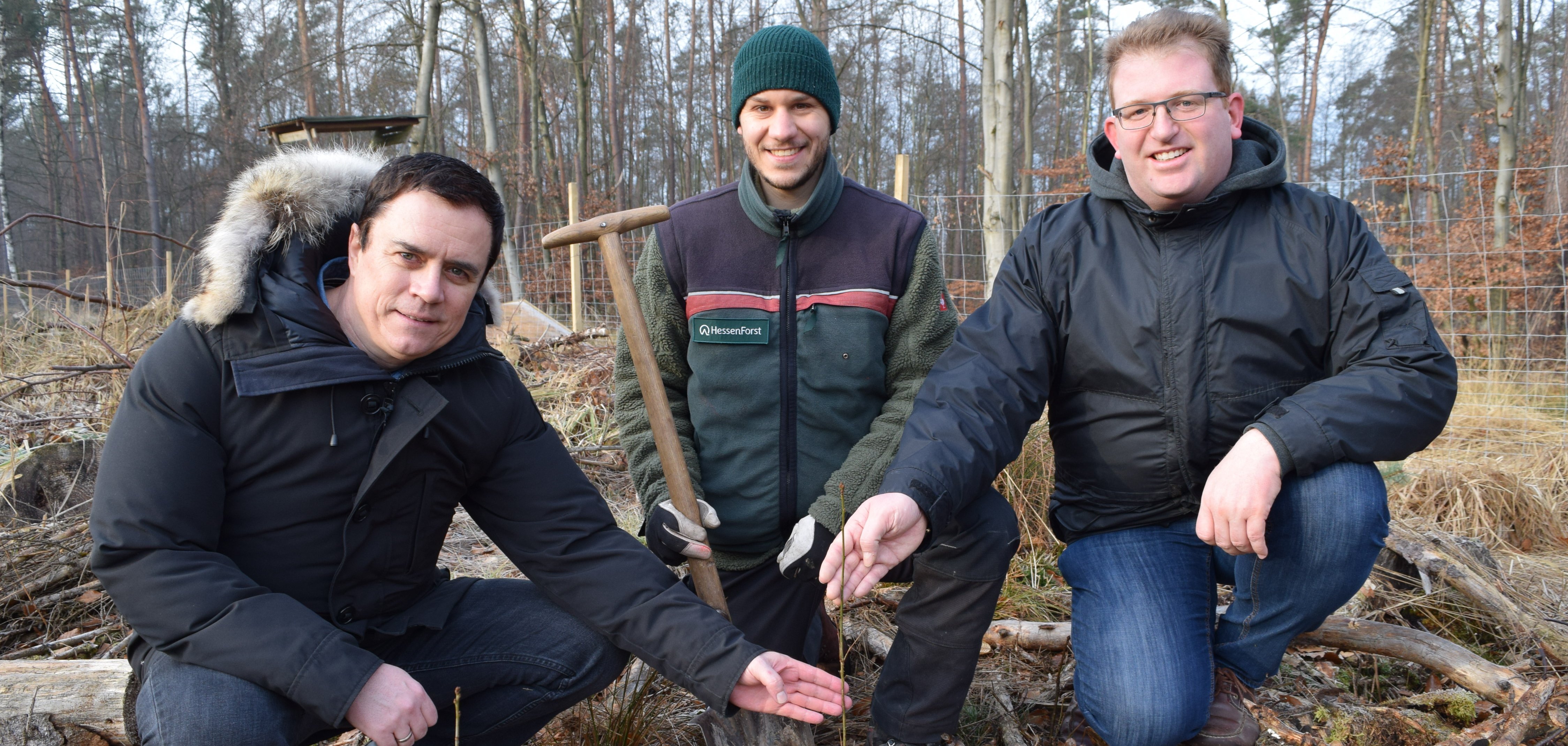 Auf dem Foto von links: Bürgermeister Dr. Daniell Bastian, Revierförster Johannes Herrmann und Erster Stadtrat Michael Gerheim.