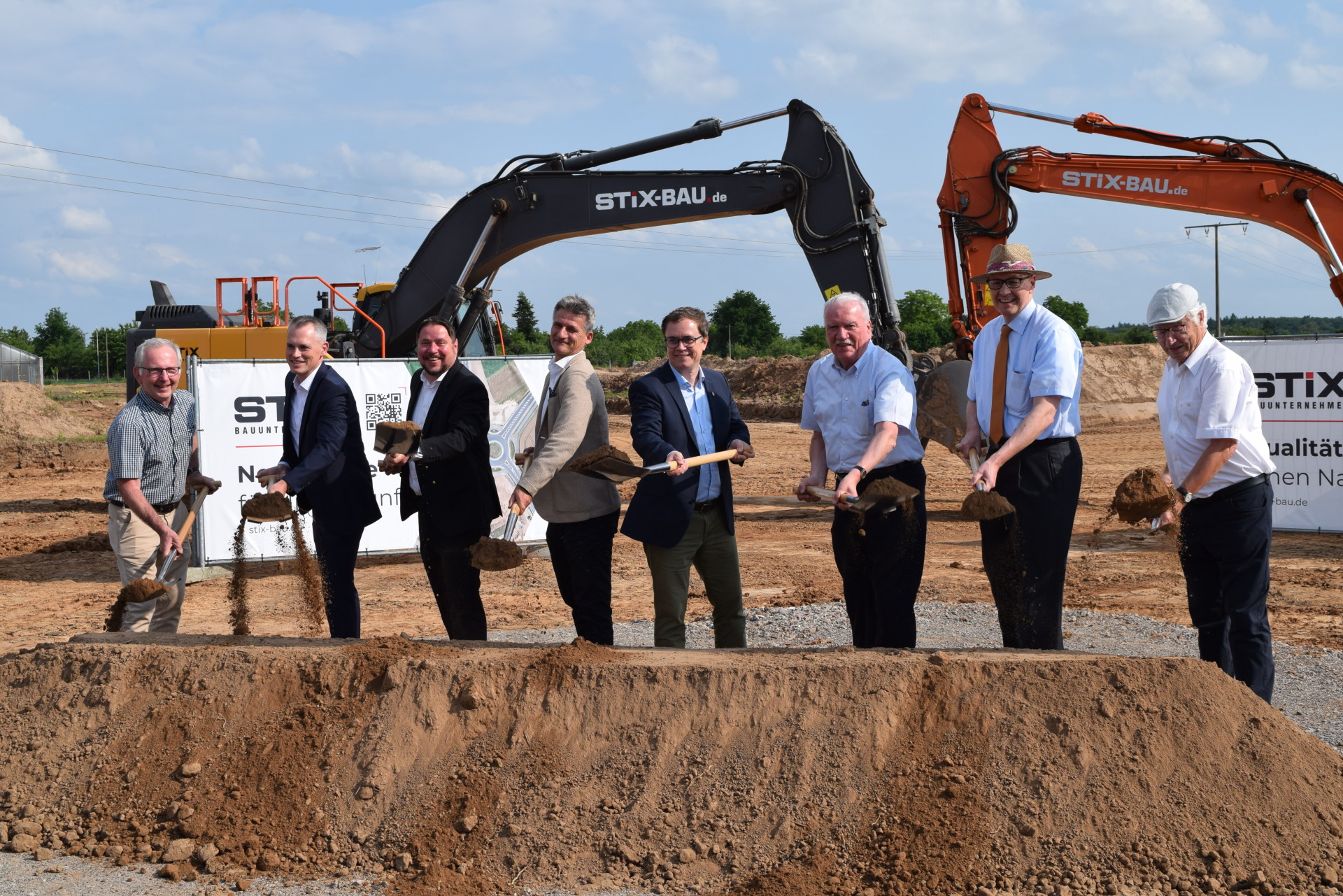 Auf dem Foto von links: Werner Kunkel (Geschäftsführer Josef Stix GmbH & Co. KG), Markus Schmitt (Stv. Vorstandsmitglied Sparkasse Langen-Seligenstadt), Erster Stadtrat Oliver Steidl, Dipl.-Ing. Thomas Müller (Geschäftsführer Terramag GmbH), Bürgermeister Dr. Daniell Bastian, Landtagsvizepräsident Frank Lortz, Stadtverordnetenvorsteher Dr. Richard Georgi und Bürgermeister a.D. Rolf Wenzel.