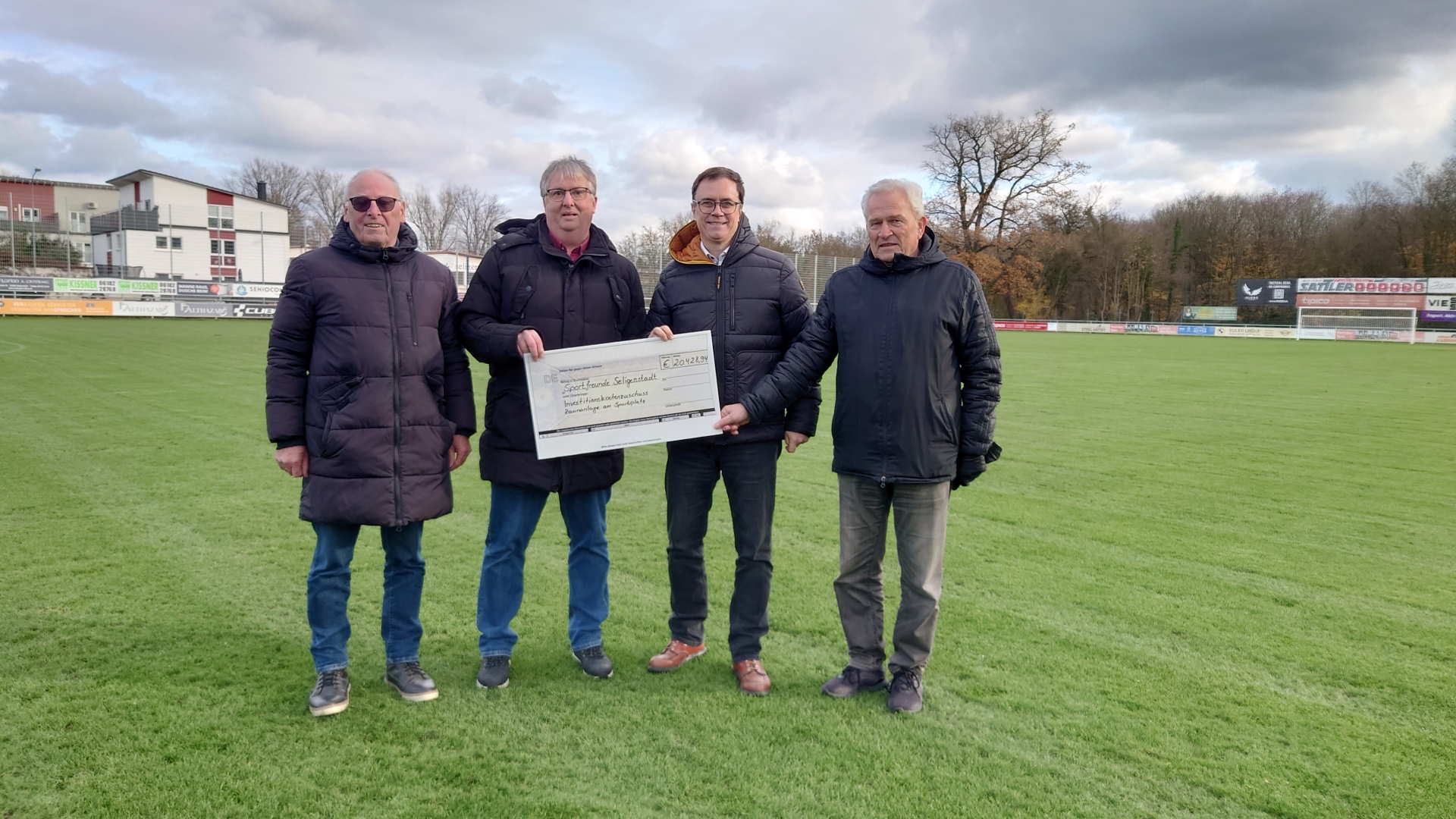 Sportfreunde und Bürgermeister bei Scheckübergabe
