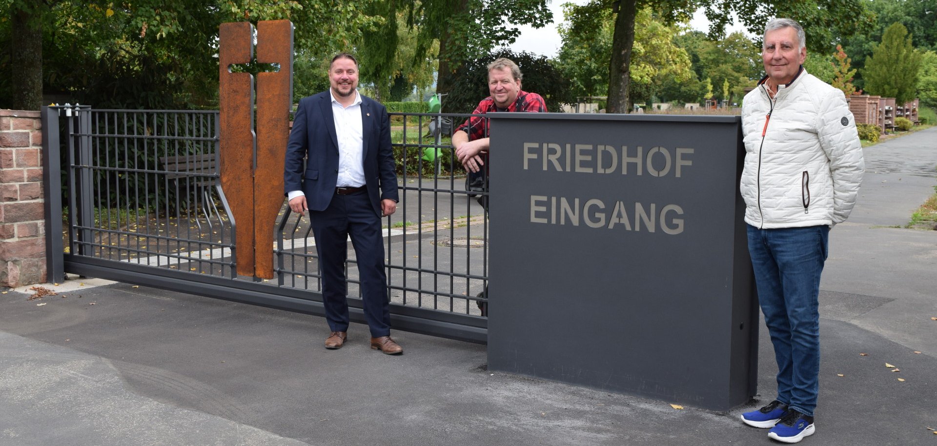 Stadtrat Steidl, Robert Neubauer und Wolfgang Klein am neuen Tor