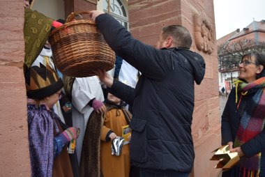 Stadtrat Steidl verteilt Capri Sonnen an die Sternsinger