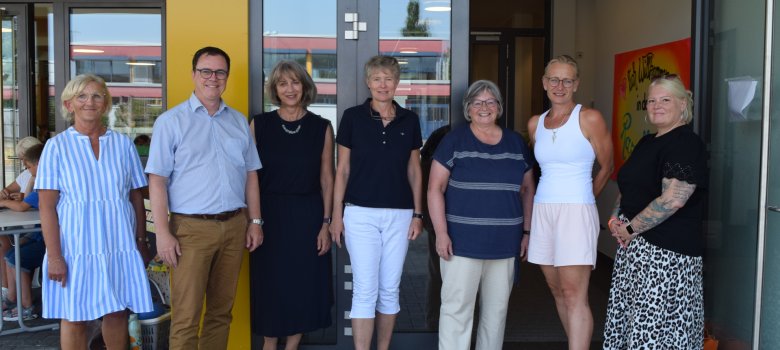 Auf dem Foto von links: Petra Merget (Geschäftsführerin GiP gGmbH), Bürgermeister Dr. Daniell Bastian, Iris Knies (Amtsleitung Kinder, Senioren, Sport und Kultur), Ute Simon (Schulleiterin Emmaschule), Sabine Katta (Leitung Grundschulbetreuung Konrad-Adenauer-Schule), Daniela Florian (Stv. Leitung Grundschulbetreuung Konrad-Adenauer-Schule) sowie Heike Rachor (Leitung Grundschulbetreuung Emmaschule