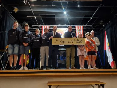 Übergabe Geschenk mit Jugendbeirat in Triel Übergabe Geschenk mit Jugendbeirat in Triel