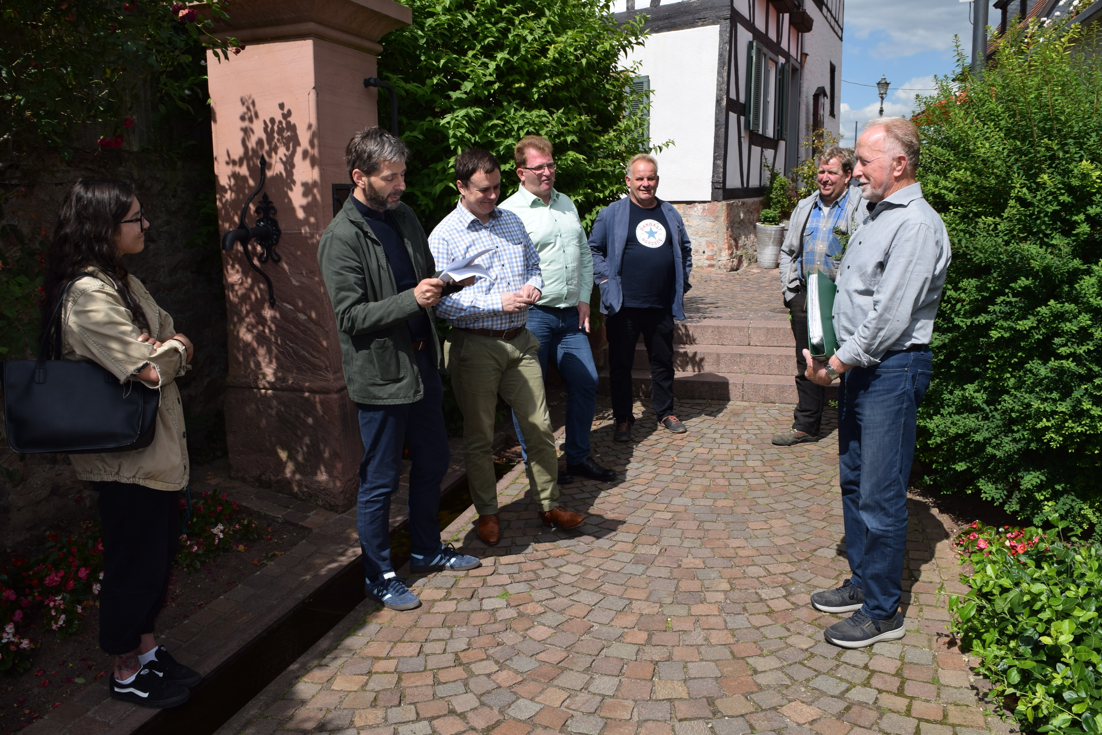 Auf dem Foto von links: Nunzia Macchiarella (Untere Denkmalschutzbehörde), Marcel Spahn (Vorsitzender des Förderkreis Historisches Seligenstadt e.V.), Bürgermeister Dr. Daniell Bastian, Erster Stadtrat Michael Gerheim, Steinmetzmeister Richard Löbig, Bauschlosser Robert Neubauer und Albert Kemmerer (Vorstandsmitglied Förderkreis Historisches Seligenstadt e.V.).  