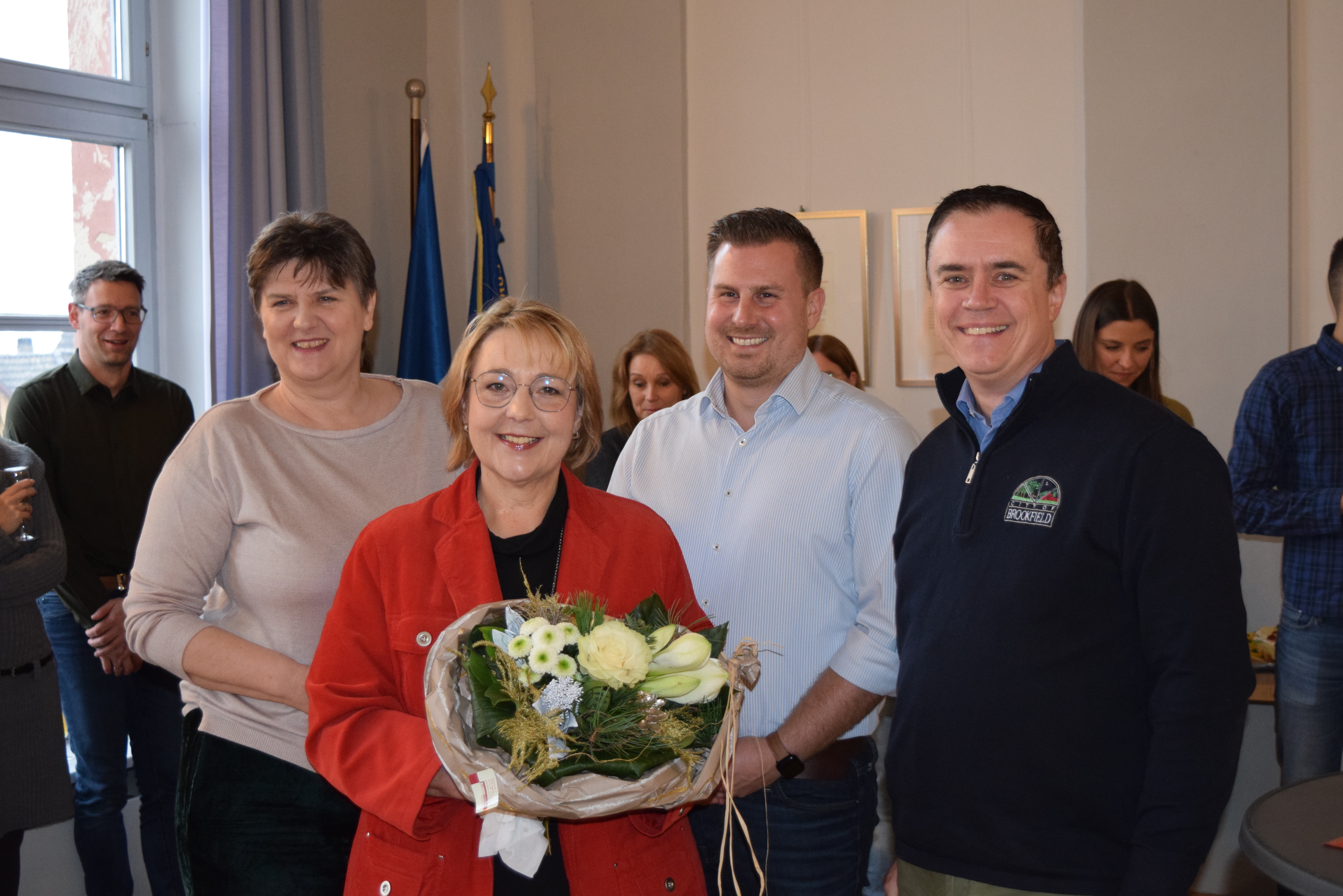 Auf dem Foto von links: Personalratsvorsitzende Traudel Kramer, Hilde Daube, Bauamtsleiter Daniel Brauneis und Bürgermeister Dr. Daniell Bastian