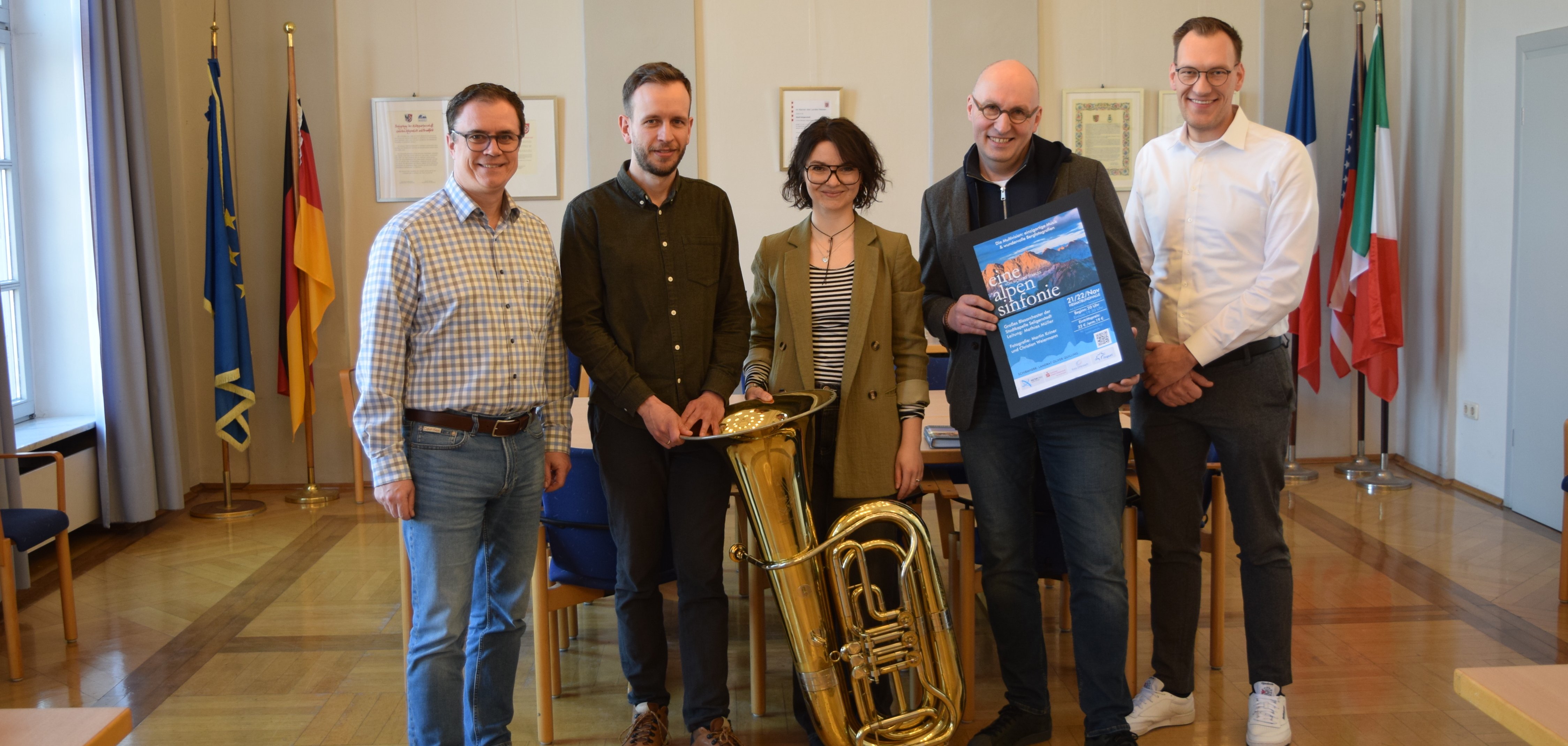 Auf dem Foto von links nach rechts Bürgermeister Dr. Bastian, Fabian Sommer, Lena Freudenberger, Mathias Neubauer, Ben Becker