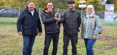 von links nach rechts_ Stadtrat Oliver Steidl, Bürgermeister Dr. Bastian mit seinem Dackel, Daniel Knop vom Grünflächenamt, Amtsleiterin Elke Schmitt von links nach rechts_ Stadtrat Oliver Steidl, Bürgermeister Dr. Bastian mit seinem Dackel, Daniel Knop vom Grünflächenamt, Amtsleiterin Elke Schmitt
