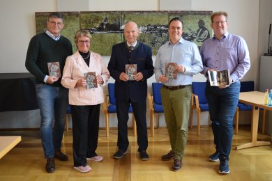 von links nach rechts_ Thomas Laube und Dorothea Henzler der Einhard-Gesellschaft, Autor Dr. Schopp, Bürgermeister und Erster Stadtrat von links nach rechts_ Thomas Laube und Dorothea Henzler der Einhard-Gesellschaft, Autor Dr. Schopp, Bürgermeister und Erster Stadtrat