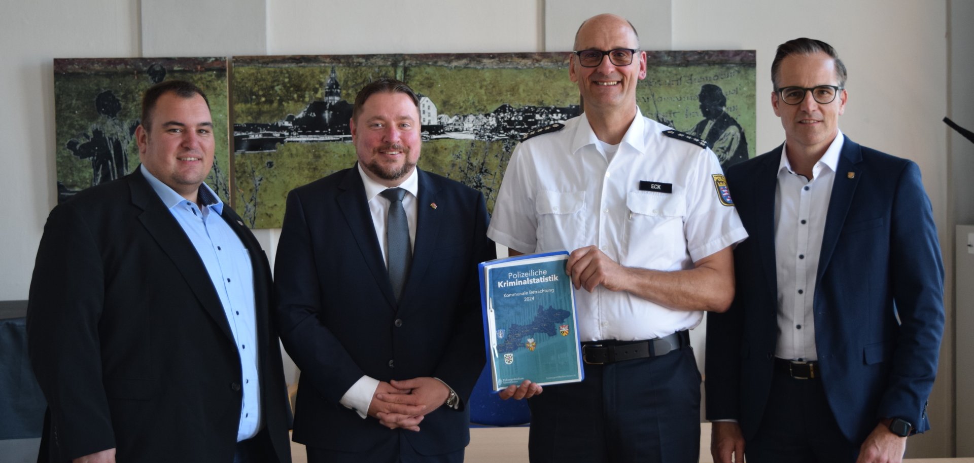 Auf dem Foto von links: Mainhausens Bürgermeister Frank Simon, Seligenstadts Erster Stadtrat Oliver Steidl, Polizeihauptkommissar und Dienststellenleiter Thomas Eck sowie Hainburgs Bürgermeister Christian Spahn.