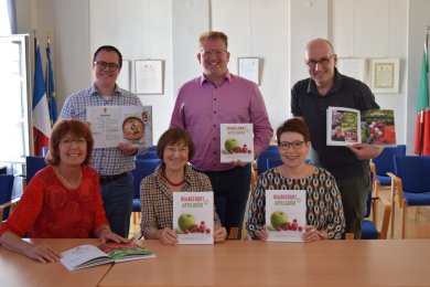 von links nach rechts vorne: Angela Cerecede, Rosemarie Kärcher-Schack (beide Förderkreis Lichtblick), Claudia Neubauer, von links nach rechts hinten: Bürgermeister Dr. Daniell Bastian, Erster Stadtrat Michael Gerheim, Mathias Neubauer
von links nach rechts vorne: Angela Cerecede, Rosemarie Kärcher-Schack (beide Förderkreis Lichtblick), Claudia Neubauer, von links nach rechts hinten: Bürgermeister Dr. Daniell Bastian, Erster Stadtrat Michael Gerheim, Mathias Neubauer