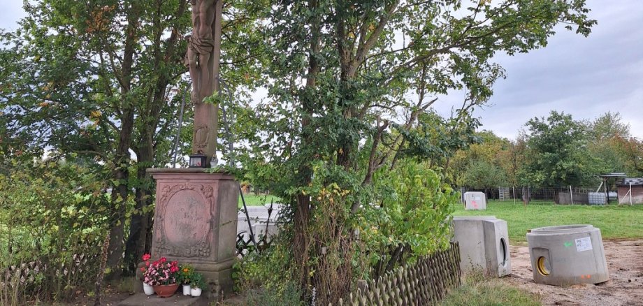 Wegekreuz in der Baustelle