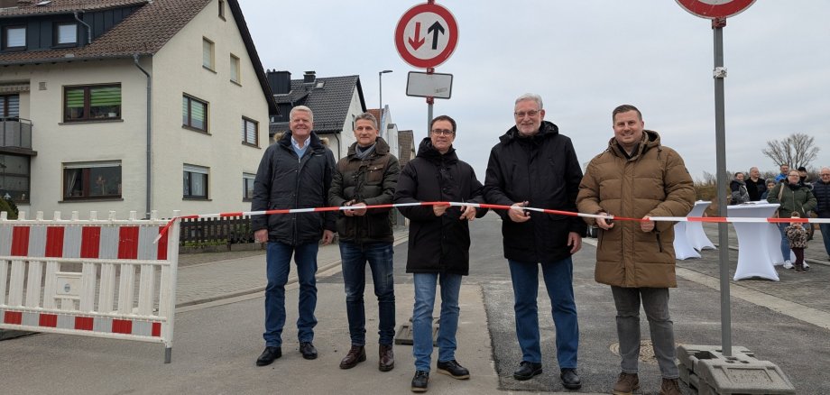 Auf dem Foto von links: Michael Schippers (Projektleiter, Terramag GmbH), Dipl.-Ing. Thomas Müller (Geschäftsführer Terramag GmbH), Bürgermeister Dr. Daniell Bastian, Magistratsmitglied Karl-Heinz Maurer und Bauamtsleiter Daniel Brauneis.