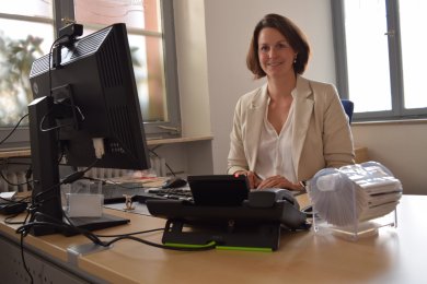 Wirtschaftsförderin Marie Servais an ihrem Schreibtisch Wirtschaftsförderin Marie Servais an ihrem Schreibtisch
