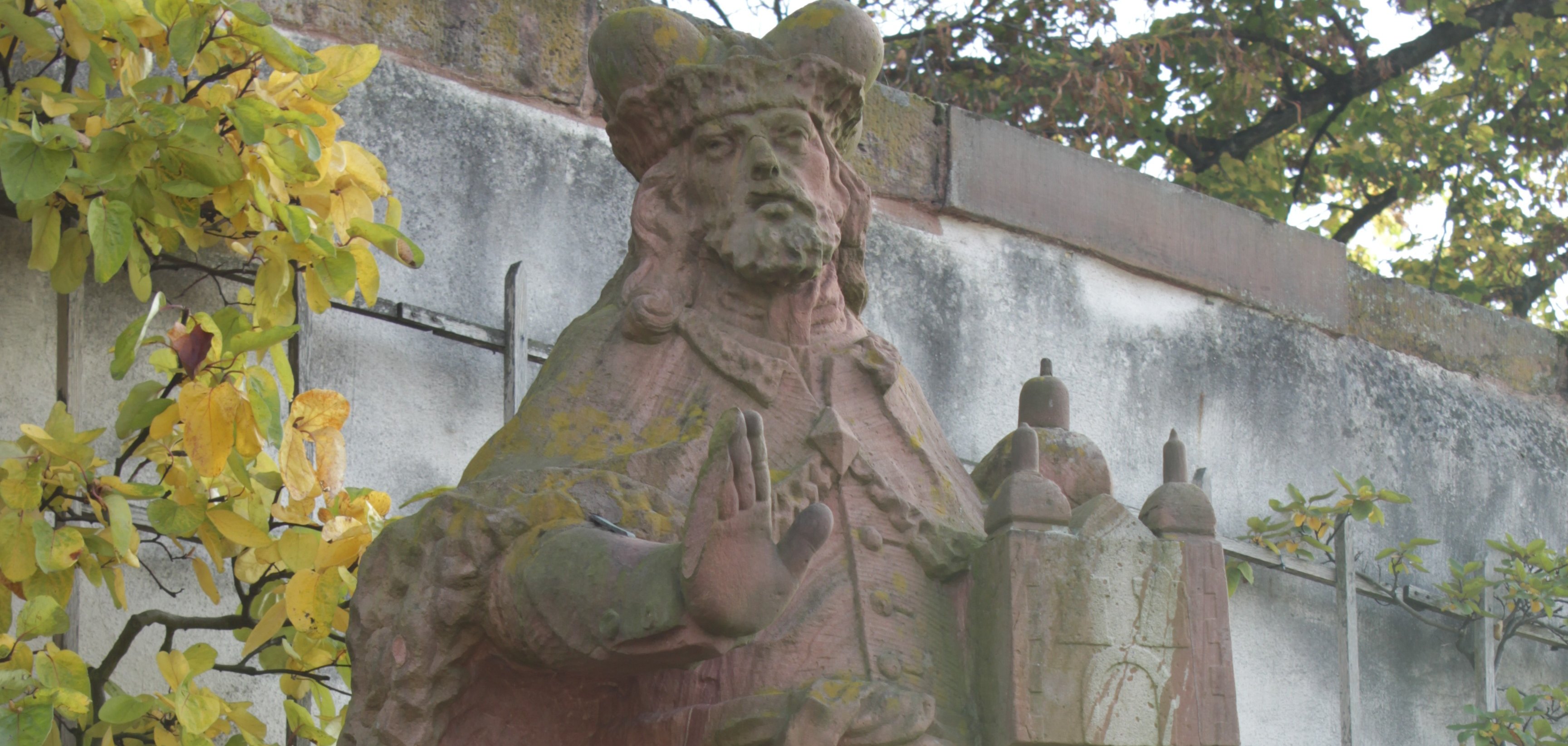 Einhardstatue im Konventgarten