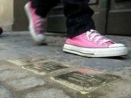 Beispiel Stolpersteine Stolpersteine auf dem Gehweg