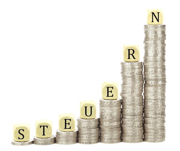 Geldstapel mit Würfeln Geldstapel mit Würfeln