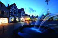 Marktplatz mit Brunnen 05_Basilika Mainsicht abends.jpg