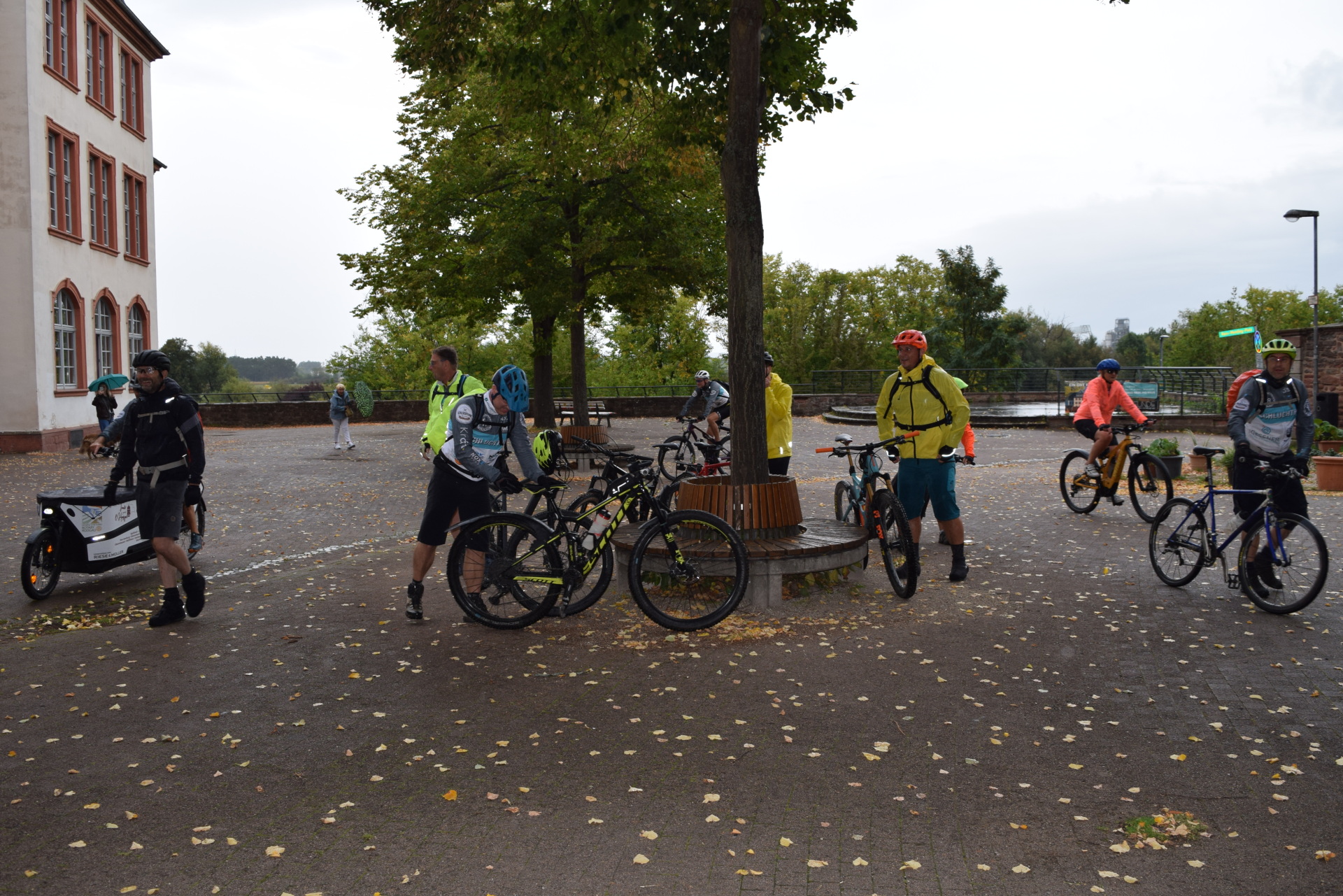 Tour pour l`Hospice 2025: Ankunft auf dem Hans Memling-Platz
