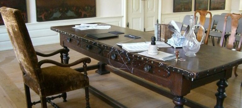 Historischer Schreibtisch im Trausaal Prälatur