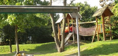 Außengelände Kita Käthe Münch mit Spielgeräten
