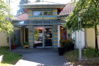 Foto von der Kita Niederfeld mit Eingangsbereich KITA Niederfeld.jpg