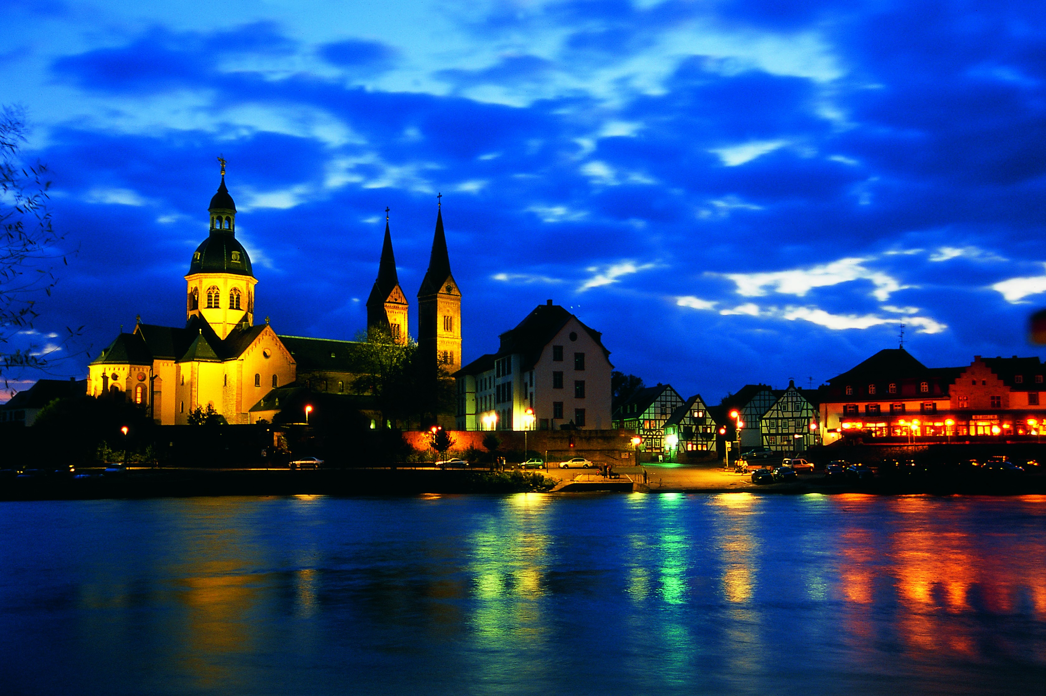 05_Basilika Mainsicht abends.jpg