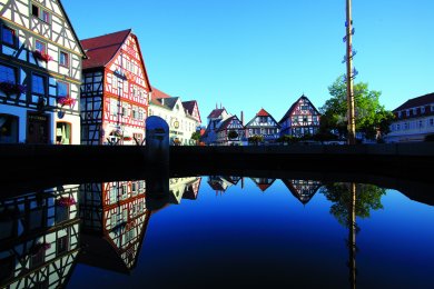 Marktplatzbrunnen mit Spiegelung Marktplatzbrunnen mit Spiegelung