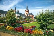 Klostergarten Seligenstadt im Sommer mit Blühpflanzen Klostergarten Seligenstadt im Sommer mit Blühpflanzen