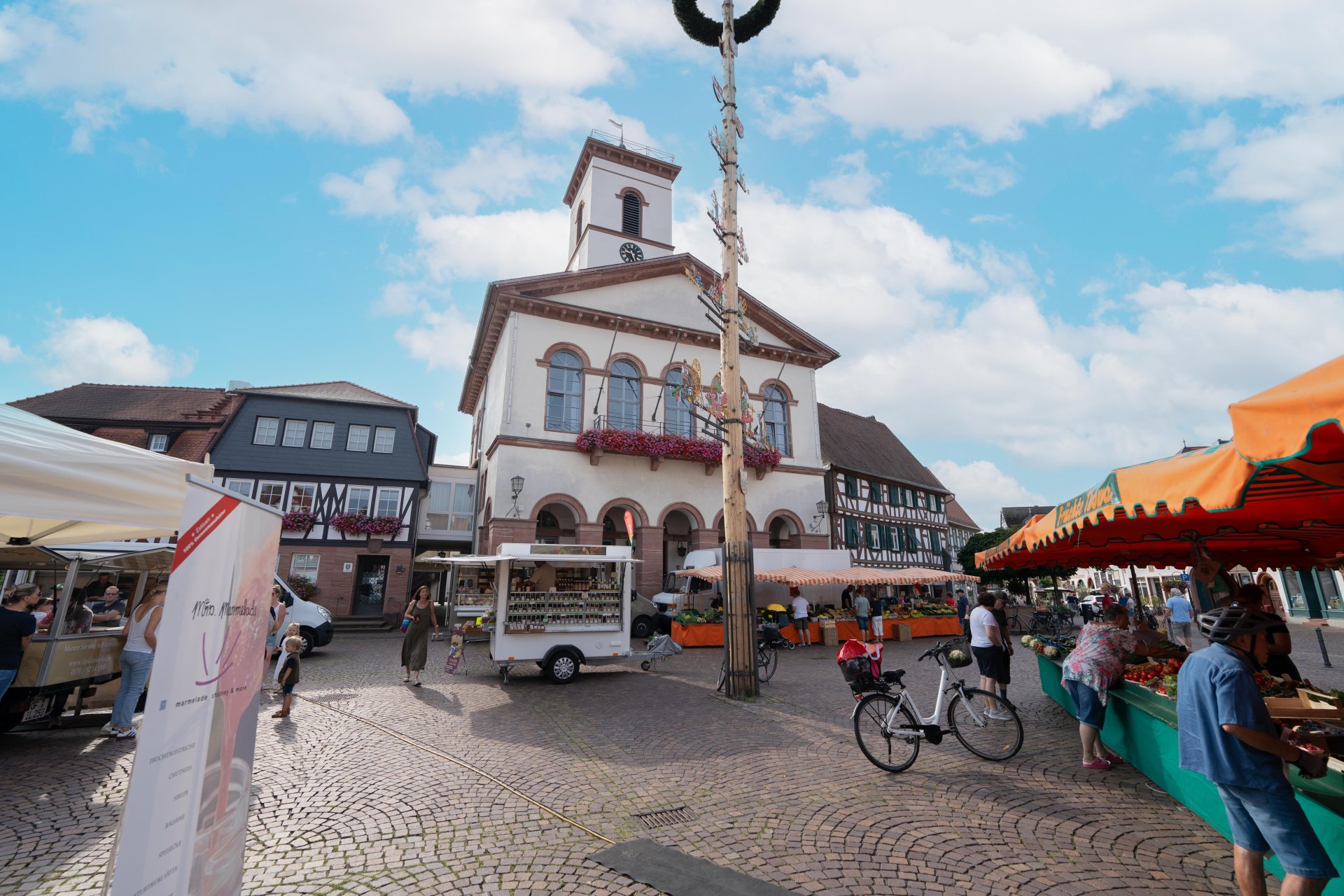 Der Wochenmarkt auf dem Seligenstädter Marktplatz