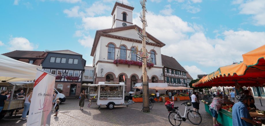 Der Wochenmarkt auf dem Seligenstädter Marktplatz Der Wochenmarkt auf dem Seligenstädter Marktplatz