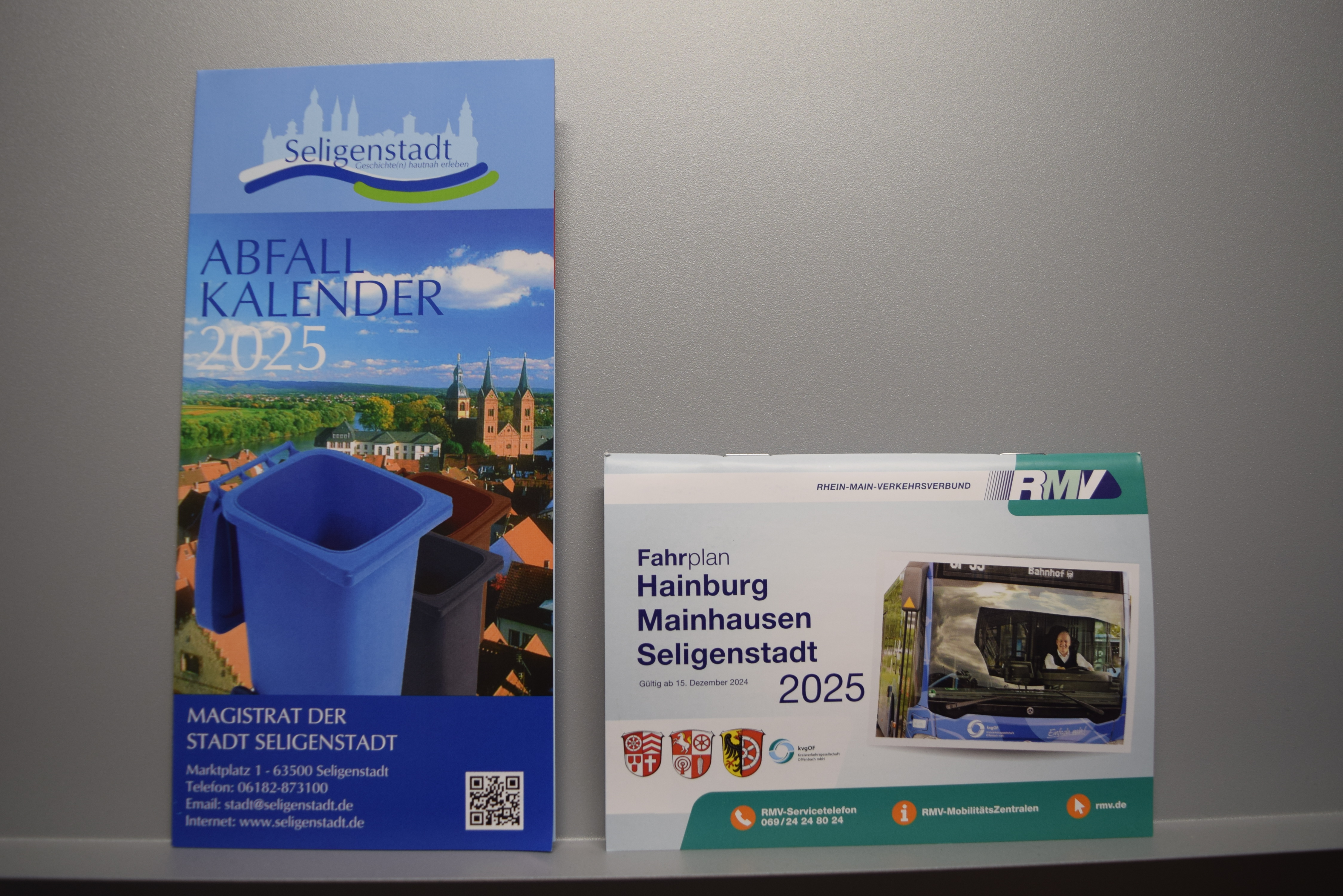 Abfallkalender und die RMV-Fahrplan liegen zur Abholung bereit