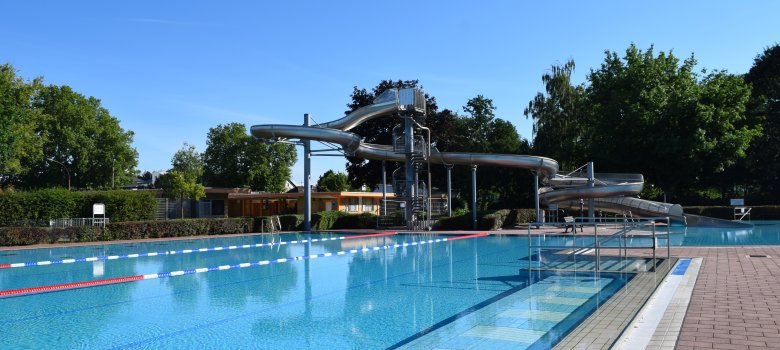 Schwimmbadbecken mit Absperrband Schwimmbadbecken mit Absperrband