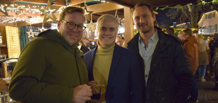 Besuch auf dem Seligenstädter Adventsmarkt, Bürgermeister Dr. Bastian mit Stefan Kluge und Daniel Franz vom Gewerbeverein