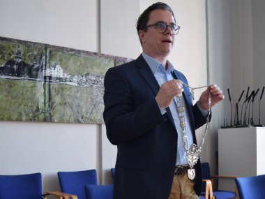 Bürgermeister Dr. Bastian zeigt die Bürgermeisterkette