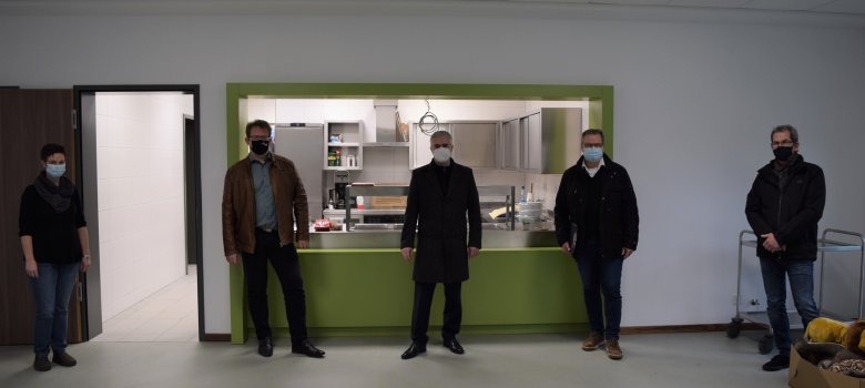 Im neuen Betreuungsanbau der Alfred-Delp-Schule von links nach rechts: Kerstin Assmann-Schulz (Pädagogische Leitung), Erster Stadtrat Michael Gerheim, Bürgermeister Dr. Daniell Bastian, Harald Wientgens und Christinan Hirsch, beide WHN Architekten Planungsgesellschaft mbH Im neuen Betreuungsanbau der Alfred-Delp-Schule von links nach rechts: Kerstin Assmann-Schulz (Pädagogische Leitung), Erster Stadtrat Michael Gerheim, Bürgermeister Dr. Daniell Bastian, Harald Wientgens und Christinan Hirsch, beide WHN Architekten Planungsgesellschaft mbH