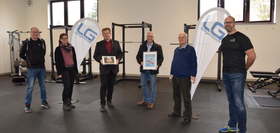 Auf dem Foto von links nach rechts: Wolfgang Bernhardt (LG Seligenstadt), Anja Reising (Förderverein LG Seligenstadt), Erster Stadtrat Michel Gerheim, Bürgermeister Dr. Daniell Bastian, Paul Gast (1. Vorsitzender LG Seligenstadt), Frank Janning (LG Seligenstadt).