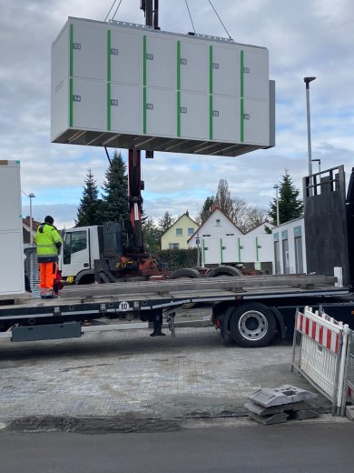 Anlieferung Fahrradboxen am Bahnhof Anlieferung Fahrradboxen am Bahnhof