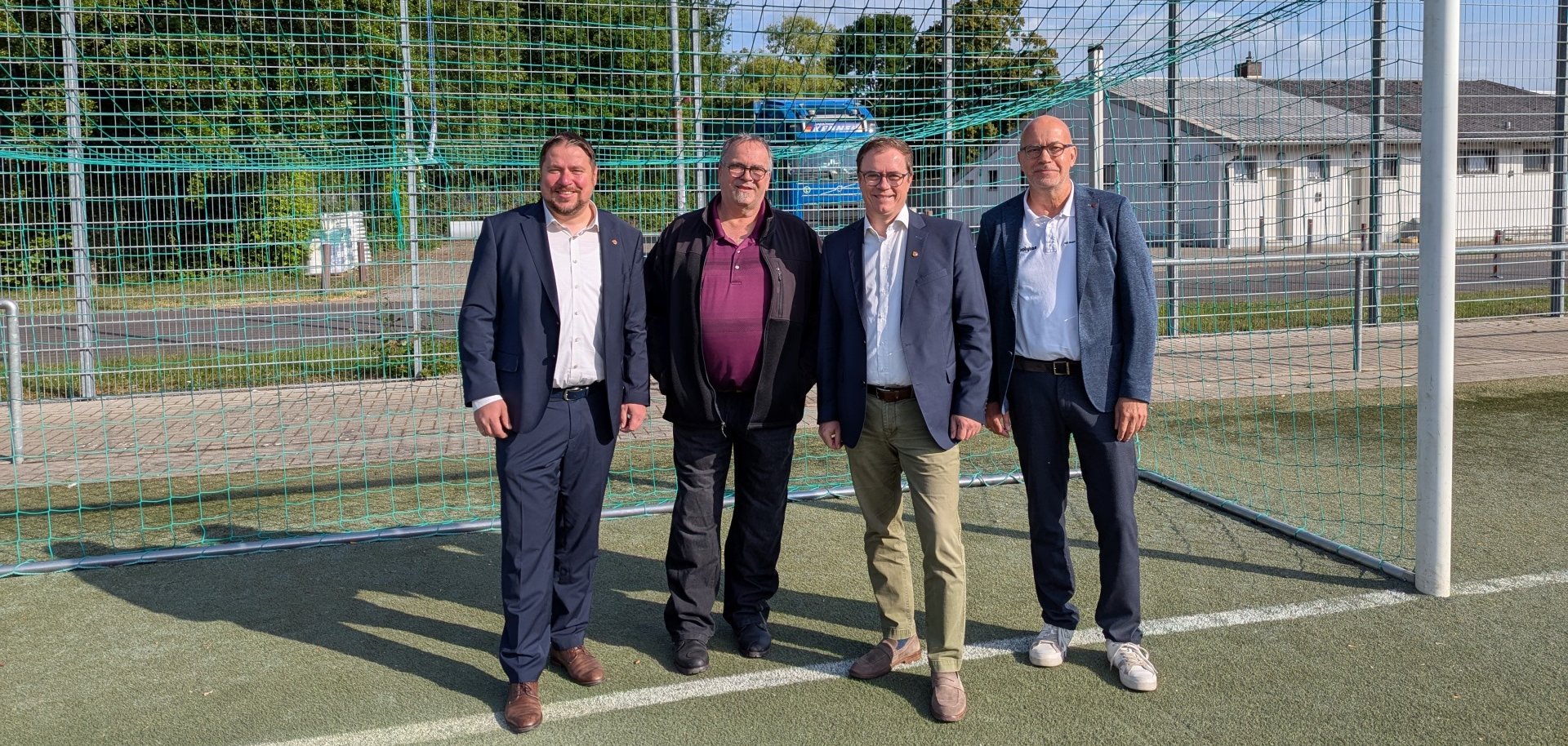 Auf dem Foto von links: Erster Stadtrat Oliver Steidl, Peter Welzbacher (Planungsbüro), Bürgermeister Dr. Daniell Bastian und Hans-Joachim Schaefer (Polytan GmbH)