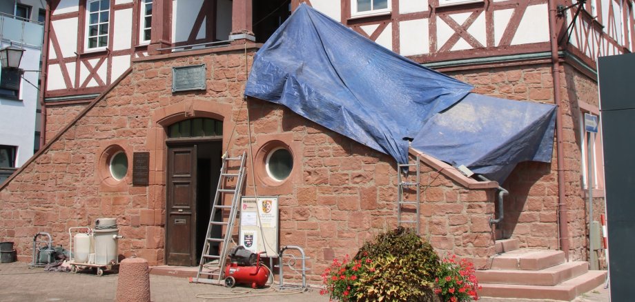 Arbeiten am Alten Rathaus in Froschhausen