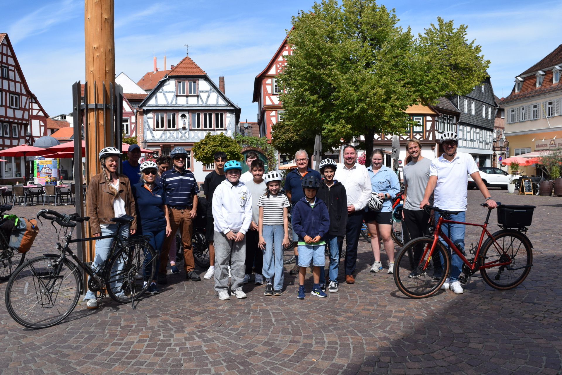 Die Stadtradlerinnen und -radler der Auftakttour 2026 mit dem Ersten Stadtrat Oliver Steidl
